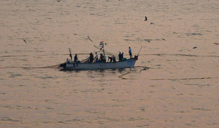 महाराष्ट्र में समुद्र तट के निकट नौका पलटने से दो मछुआरों की मौत