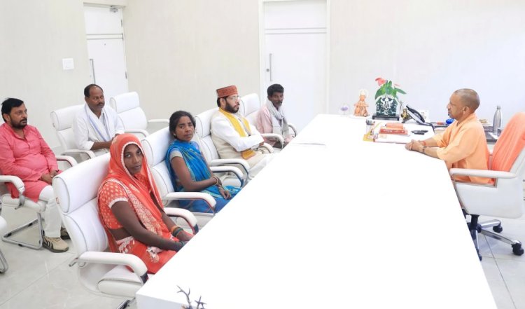 Amethi Murder Case: पीड़ित परिवार से मिले CM योगी, बोले- अपराधियों के खिलाफ होगी कड़ी कार्रवाई