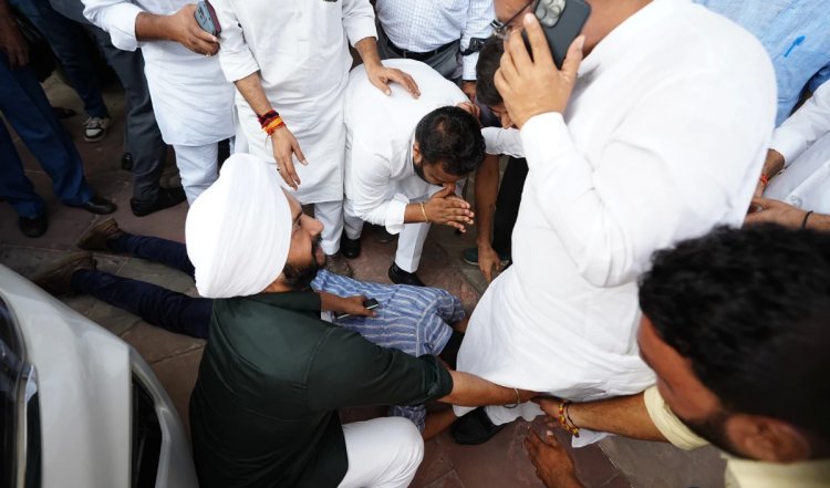 Delhi: सौरभ भारद्वाज ने पकड़े BJP विधायकों के पैर, केजरीवाल बोले- मुझे अपने मंत्रियों पर गर्व है