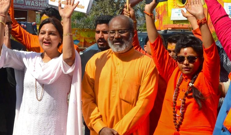 पैगंबर मोहम्मद पर आपत्तिजनक टिप्पणी कर फंसे महंत Narasimhanand Saraswati, देशभर में मचा बवाल, कई जगह विरोध-प्रदर्शन
