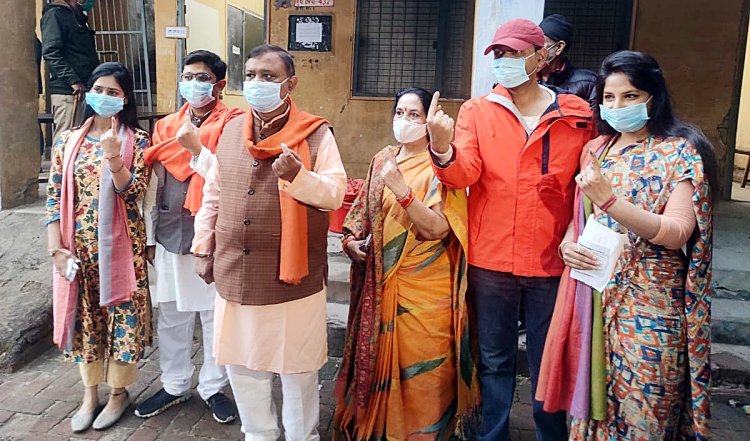 उप्र : भाजपा सांसद अतुल गर्ग ने कांग्रेस नेता डॉली शर्मा के खिलाफ प्राथमिकी दर्ज करायी