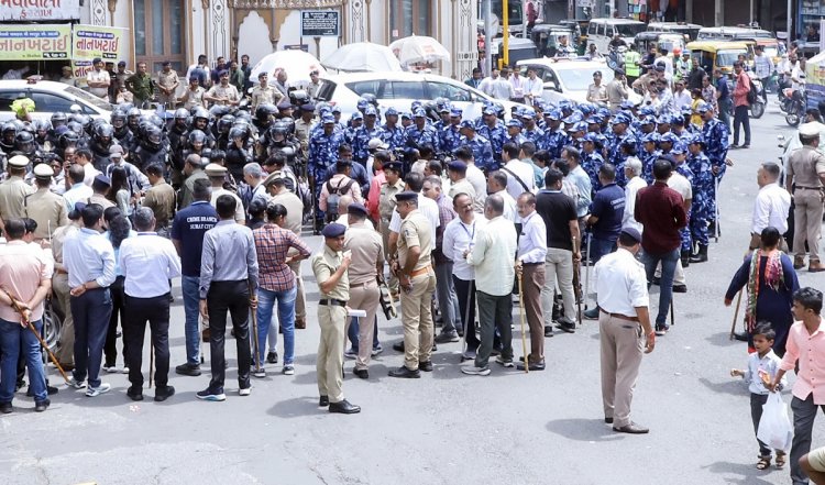 गाड़ियों को जलाया जा रहा है, सड़क पर पुलिस ही पुलिस! दो समुदाय के लोग एक दूसरे के खून के हुए प्यासे... महाराष्ट्र के अकोला में फिर भड़की हिंसा, जानें क्यों? Akola Violence