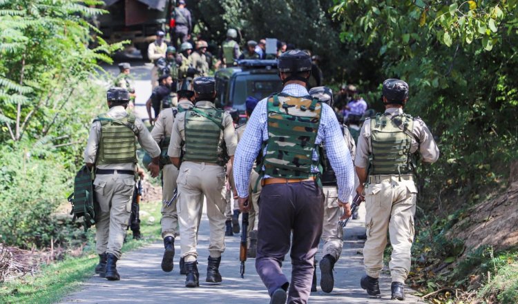 Anantnag Encounter | जम्मू-कश्मीर के अनंतनाग में आतंकवादियों के साथ मुठभेड़ में सेना का एक जवान शहीद