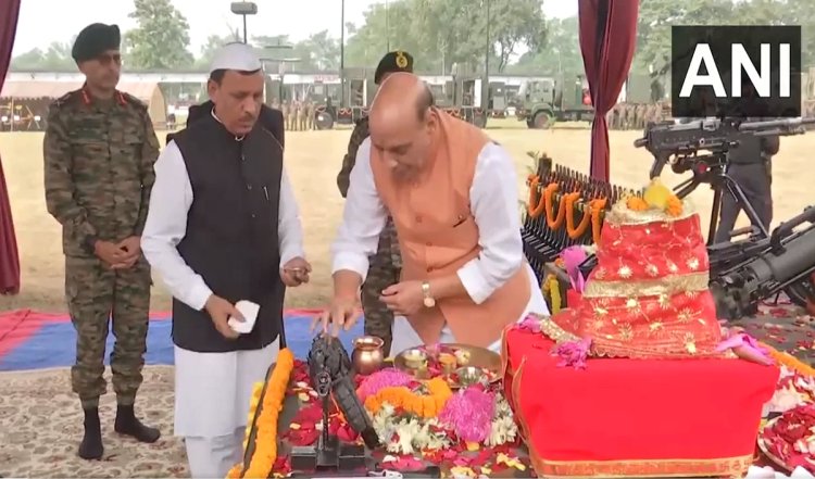 विजयादशमी पर रक्षा मंत्री राजनाथ सिंह ने की शस्त्र पूजा, जवानों के माथे पर तिलक भी लगाया