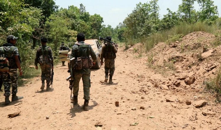 छत्तीसगढ़ के नारायणपुर जिले में चार इनामी नक्सलियों ने किया आत्मसमर्पण